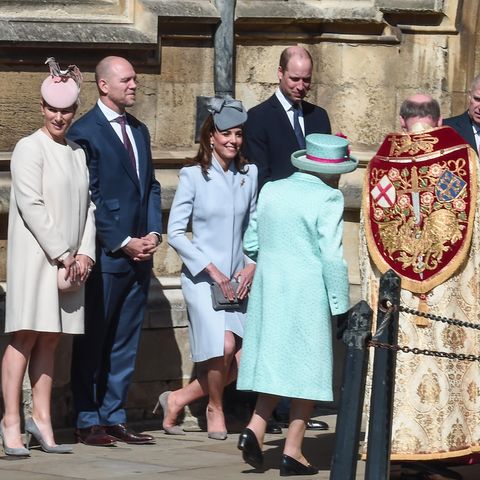 Catherine, Princess of Wales, damals noch Herzogin Catherine, knickst vor Queen Elizabeth.