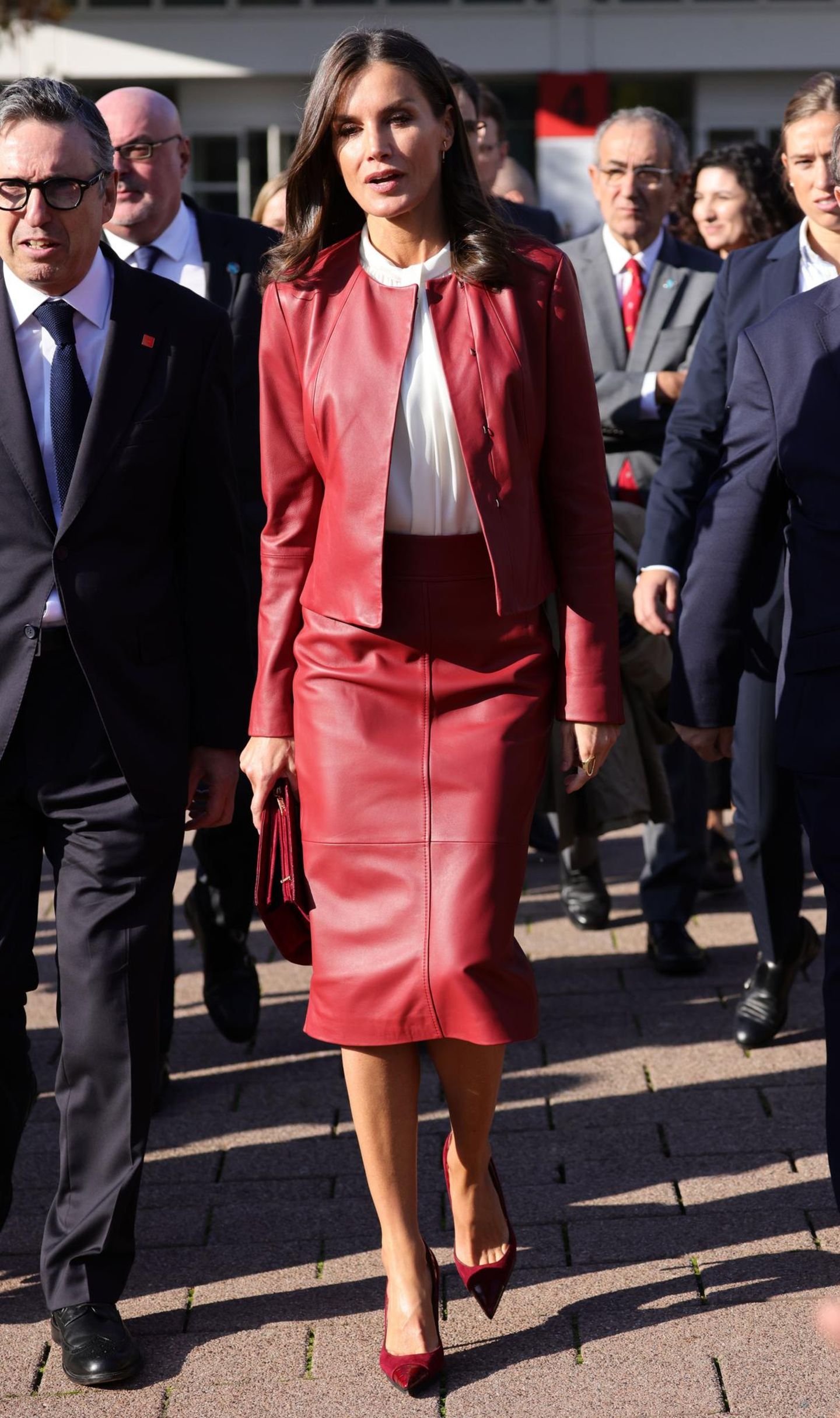 Am 4. Tag ihres Staatsbesuches in Deutschland beweist Königin Letizia von Spanien wieder einmal ihre Vorliebe für Monochrome-Looks. In Frankfurt am Main, wo sie unter anderem die Frankfurter Buchmesse besucht, zeigt sie sich ganz in Rot. Zu Lederjacke und langem Rock von Hugo Boss kombiniert sie Tasche und Pumps in derselben Farbe. 