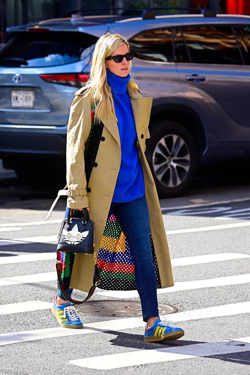 Bei Nicky Hilton Rothschild ist der Herbst in den Kleiderschrank eingezogen. In einem beigen Trenchcoat, einem knallblauen Rollkragenpullover und angesagten Wildleder-Sneakern von Adidas zeigt sie sich auf den Straßen New Yorks. Doch das Highlight ihres Looks sieht man erst auf den zweiten Blick ...