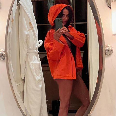 Rotkäppchen mal anders? Schauspielerin Demi Moore bringt ihre Follower:innen mit einem Unten-ohne-Schnappschuss zum Schwitzen! Nackt, lediglich mit einer orangefarbenen, offenen Funktionsjacke bekleidet, posiert sie vor ihrem Spiegel. In den Kommentaren bringt ihr das jede Menge Flammen- und Herzen-Emojis ein.