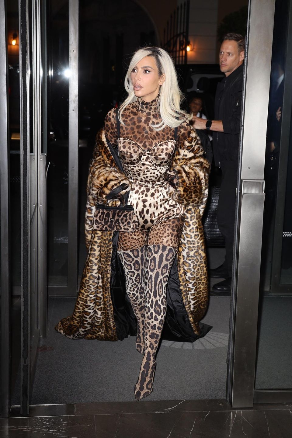 Kim Kardashian ist alles, aber kein Style-Chamäleon! 2022 zeigt sich die Unternehmerin nach der Präsentation ihrer "Dolce & Gabbana"-Kollaboration im September im heißen Leoparden-All-Over-Look. Ihr Haar trägt sie platinblond! Exzentrische Looks? Die machen die Stilikone mittlerweile aus. Das war allerdings nicht immer so. Kim feiert am 21. Oktober 2022 ihren 42. Geburtstag, und GALA zeigt Ihnen hier, wie sehr der Reality-TV-Star sich über die Jahre verändert hat.