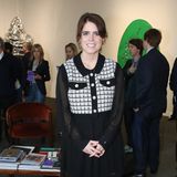 Prinzessin Eugenie zeigt sich bei der Eröffnung der Ausstellung "Paris + by Art Basel" in Paris stilsicher im Herbst-Trendstoff 2022: Tweed! Die Royal Lady kombiniert eine schwarz-weiße Tweed-Weste von Rinaland mit einem schwarzen, langärmligen Chiffon-Kleid. Besonders raffiniert wirken die mit Perlen versehenen Schmuckknöpfe zu den transparenten Ärmeln des Kleides. Eine blickdichte Strumpfhose und zarter Goldschmuck dürfen bei dem edlen Look nicht fehlen.