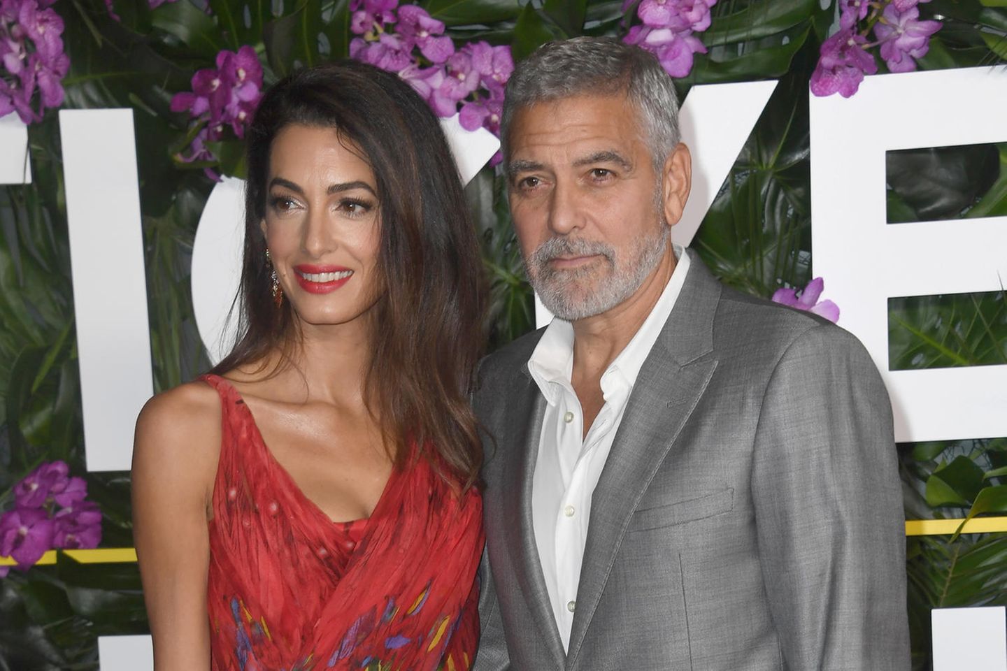 Amal Clooney und George Clooney posieren für Fotos.