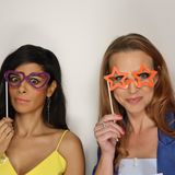 Etwas skeptisch schaut GALA-TV-Gast Collien Ulmen-Fernandes noch, als sie mit Herzchen-Sonnenbrille für ein Foto mit Annika Lau posiert. Doch nach ein, zwei Bildern in der Fotobox, haben die beiden Frauen unglaublichen Spaß!