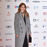 Graues Mäuschen? Keineswegs! Prinzessin Beatrice zeigt sich zwar durchaus sehr dezent, doch ihr Mantel von Burberry ist ein absoluter Herbst-Liebling! Der gerade Schnitt in Überlänge, die schwarzen Knöpfe und das Volant-Detail an den Taschen machen ihn zu einem Piece, welches die Schwester von Prinzessin Eugenie mit Sicherheit noch einige Jahre tragen wird. 