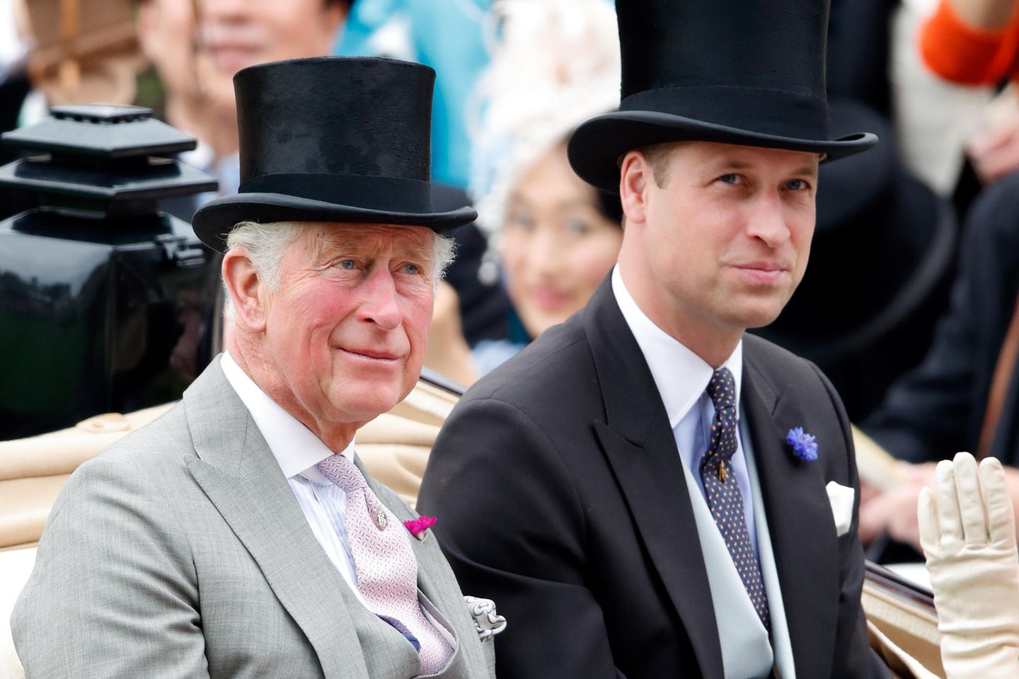König Charles und Prinz William sitzen in einer Kutsche.