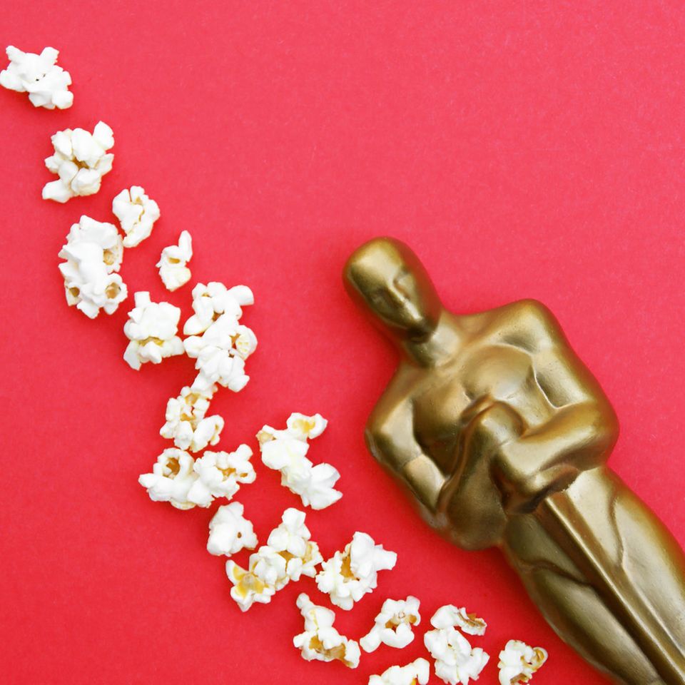 Oscars: Oscar-Statue und Popcorn