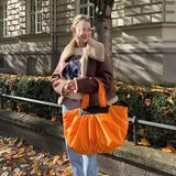 Der Herbst, der Herbst, der Herbst ist da – und das weiß auch Mandy Bork! Passend zu Halloween zeigt sie sich mit einer orangefarbenen Tote-Bag, die an einen großen Kürbis erinnert, auf Instagram. Zu der Tasche von VeeCollective trägt sie eine braune Lammfelljacke im Flieger-Style und einen süßen Pulli mit Teddybär. 
