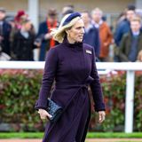 In diesem auberginefarbenen Mantel zeigte sich Zara Tindall beim Cheltenham Showcase Meeting auf dem Pferderennplatz in Cheltenham. Zu dem Mantel von Claire Mischevani kombiniert sie schwarze Stiefel mit Absatz, sowie einen Navy-blauen Haarreif und eine Leder-Clutch. Einziges Manko: In dem eleganten Look kann die Springreiterin bei diesem Wettbewerb allerdings nicht aufs Pferd steigen. Stattdessen verteilt sie Preise bei der Siegerehrung.
