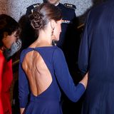 Der tiefe Rückenausschnitt gibt dem Kleid nicht nur einen sexy Twist, er legt auch den Blick auf Letizias definierte Schulterpartie frei. Die spanische Königin ist bekannt für ihr straffes Sport-Programm – das, wie wir sehen, auch Früchte zu tragen scheint. 