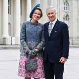 Mathilde von Belgien posiert gemeinsam mit Ehemann Königin Philippe während ihres Staatsbesuchs in Litauen auf dem Platz vor der Kathedrale St. Stanislaus. Für den ersten Tag ihrer Reise setzt die Königin auf einen hochgeschlossenen Mantel von Armani Privé in Rosa, Grau und Blau sowie eine passende Tasche im gleichen Blumen-Muster. Handschuhe und ein kleiner Hut runden den klassischen, jedoch auch etwas biederen, Royal-Look ab.