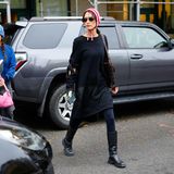 Bonjour Rotkäppchen! Bella Hadid zeigt sich gestern in New York in dunkelblauem Sweater-Kleid mit Cut-Outs und schwarzen Stiefeln. Highlight des Outfits ist aber garantiert die gestreifte Strick-Kappe des Models. Dazu kombiniert sie eine Sonnenbrille im Retro-Look.