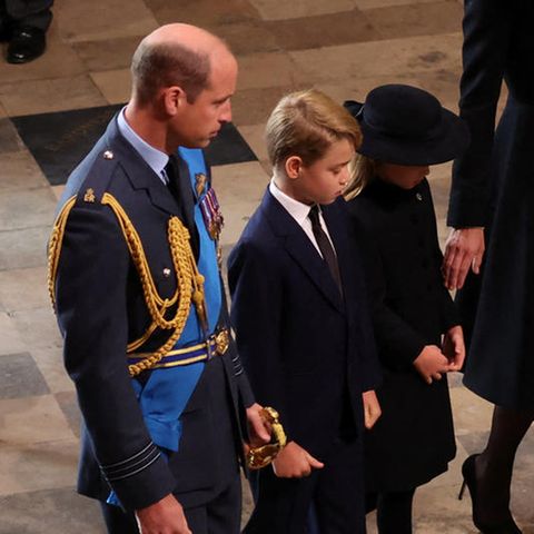 Prinz William, Catherine, Princess of Wales, Prinz George, Prinzessin Charlotte, während der Sargüberführung von der Westminster Hall zur Westminster Abbey beim Staatsbegräbnis für die Queen in London, Grossbritannien, 19. September 2022.