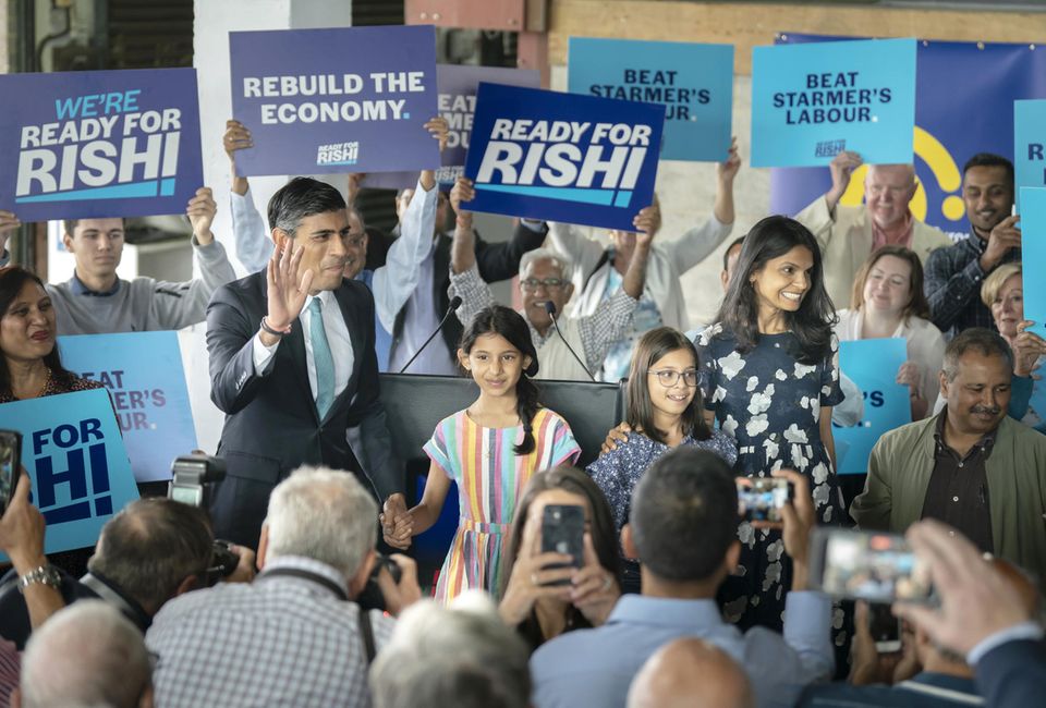 Premierminister Rishi Sunak: Rishi Sunak und Akshata Murthy mit ihren Töchtern bei einer Wahlveranstaltung im Juli 2022. Rishi Sunak und Akshata Murthy mit ihren Töchtern bei einer Wahlveranstaltung im Juli 2022.