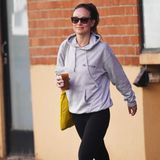 Diese Liebeserklärung bringt uns ins Schwitzen! Schauspielerin Olivia Wilde zeigt sich nach dem Sport als größter Fan von ihrem Freund, dem britischen Sänger Harry Styles. Ihr grauer Sweater ziert den Titel seines neuen Albums „Harry’s House“, stammt aus der Merchandise-Kollektion des ehemaligen "One Direction"-Lieblings. Zum lässigen Pullover trägt sie schwarze Leggings, Laufschuhe und eine gelbe Sporttasche – und der Eiskaffee darf natürlich auch nicht fehlen!