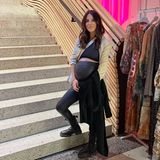 Lilli Hollunder posiert mit ihrem kugelrunden Babybauch und in hautenger Leder-Leggins auf einem Event. Auf Instagram zeigt sich die schwangere Schauspielerin des Öfteren humorvoll und authentisch. So auch unter dem Foto:"Heute keine ruhige Kugel geschoben", schreibt sie.