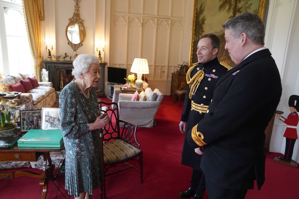 Queen Elizabeth mit James Macleod und Major General Eldon Millar im Audienzzimmer im Februar 2022