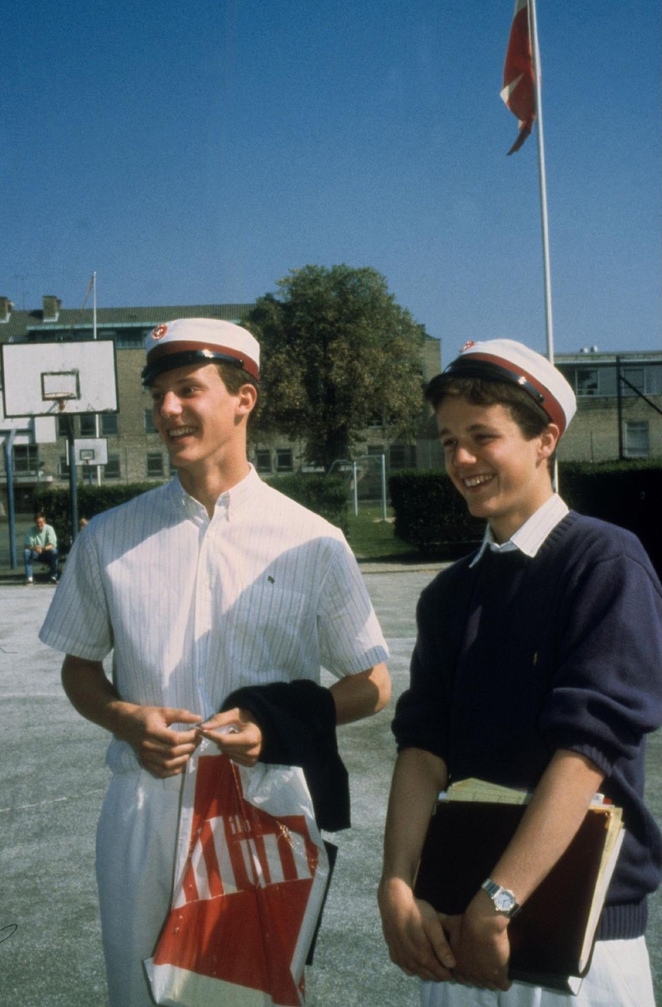 Prinz Joachim und Prinz Frederik im Juni 1986 beim Abschluss am Øregaard Gymnasium in Hellerup.