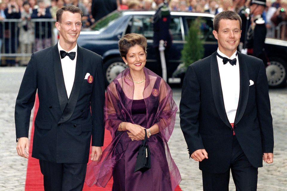 Juni 1997: Prinz Joachim mit Ex-Frau Alexandra von Frederiksborg, mit der er zu dem Zeitpunkt seit anderthalb Jahren verheiratet war und Prinz Frederik beim 60. Geburtstag von König Harald und Königin Sonja von Norwegen.