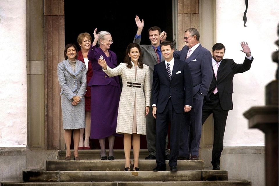 Prinz Frederik und hinter ihm Prinz Joachim bei Frederiks Verlobungsfeier mit Prinzessin Mary im Oktober 2003.