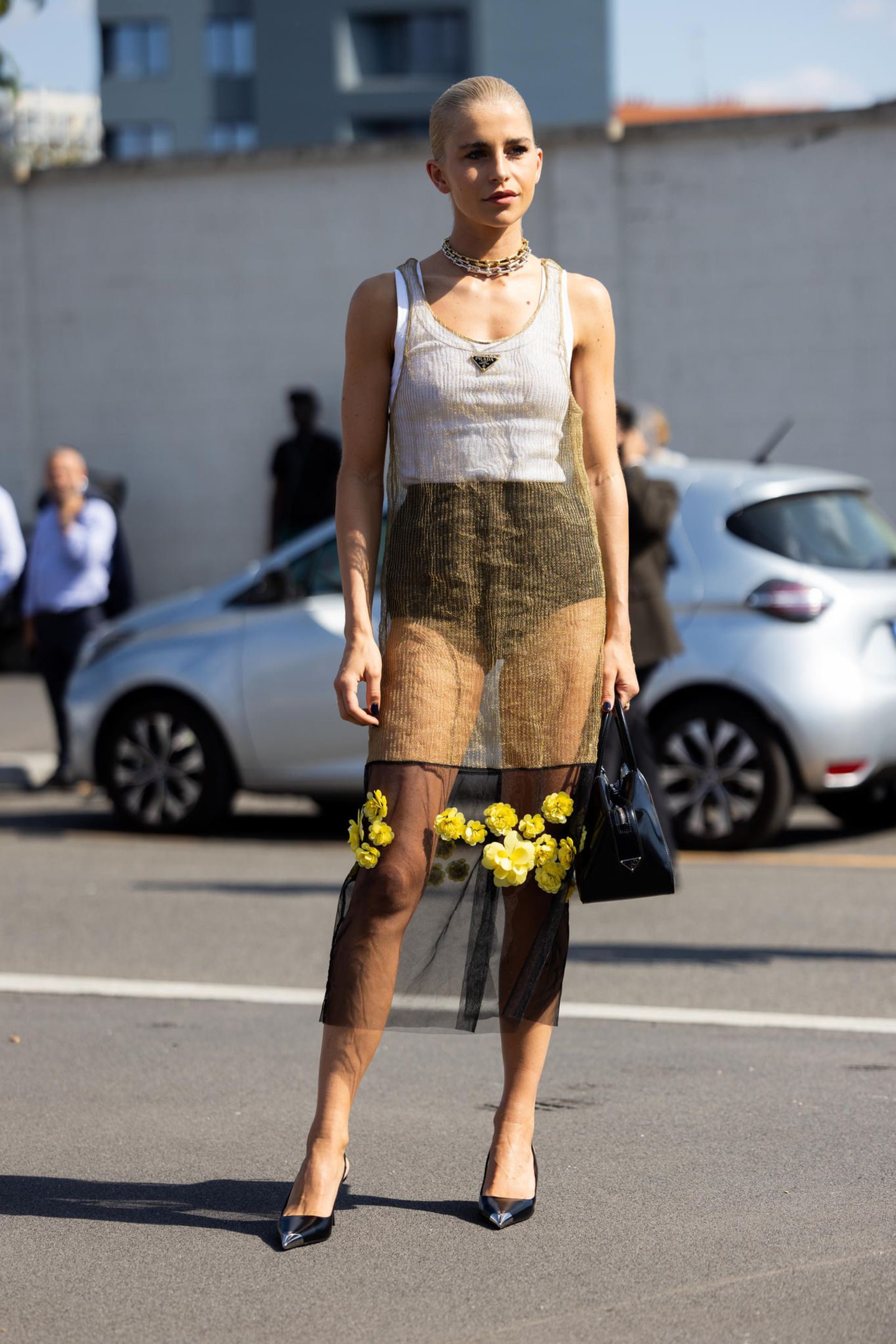 Es gibt kaum einen Trend, den Caro Daur nicht mitmacht! Natürlich zählt auch sie zu den Gästen der Prada-Show in Mailand und wählt – im Gegensatz zu den anderen Fashionistas – einen komplett transparenten Rock mit gelben Blumenstickereien. 