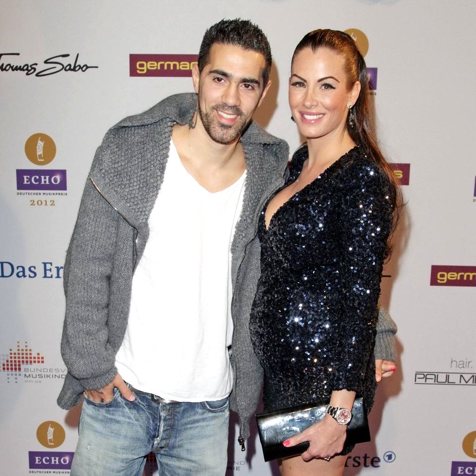 Während Anna-Maria Ferchichi es 2012 etwas auffälliger mag und auf dem Teppich auf Glitzer setzt, bleibt ihr Partner Bushido gewohnt lässig und zeigt sich in einem Casual-Look. Bei diesem Auftritt stechen jedoch nicht die Looks der beiden ins Auge, sondern der Babybauch von Anna-Maria, den sie so wunderschön präsentiert.