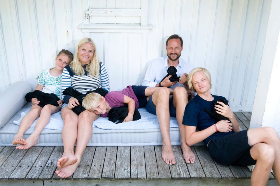 Prinzessin Mette-Marit und Prinz Haakon mit ihren Kindern Prinzessin Ingrid Alexandra (li.) und Prinz Sverre Magnus sowie Mette-Marits Sohn Marius Borg Høiby (re.) im Ferienhaus auf Dvergsøya im Sommer 2013.