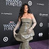 Was für ein Comeback! Zur Filmpremiere von "Black Panther: Wakanda Forever“ funkelte Sängerin Rihanna in einem khakifarbenen Paillettenkleid mit blauen Abnähern und opulenter Drapierung um ihre Hüften. Lange Satin-Handschuhe, eine wilde Lockenpracht und ein glamouröses Make-up machen den Look komplett. Ihre Fans können sich aber nicht nur über ihren atemberaubenden Auftritt freuen, sondern mit ihrem Song "Lift Me Up" auch über die erste Singleauskopplung des Soundtracks zum Marvel-Film.