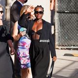 Lässig winkend wird Lupita Nyong'o in Los Angeles gesichtet. Weit mehr, als nur lässig ist jedoch ihr Outfit, denn hier jagt ein Highlight das nächste. Zum semitransparenten Body stylt die Oscar-Preisträgerin einen Suit aus kurzem Blazer mit Strassbesatz und XXL-Stoffhose. Schwarze Peep-Toe-Pumps mit Plateau und eine Box-Bag von Fendi runden ihr Outfit ab. Mehr lässige Eleganz geht kaum. 