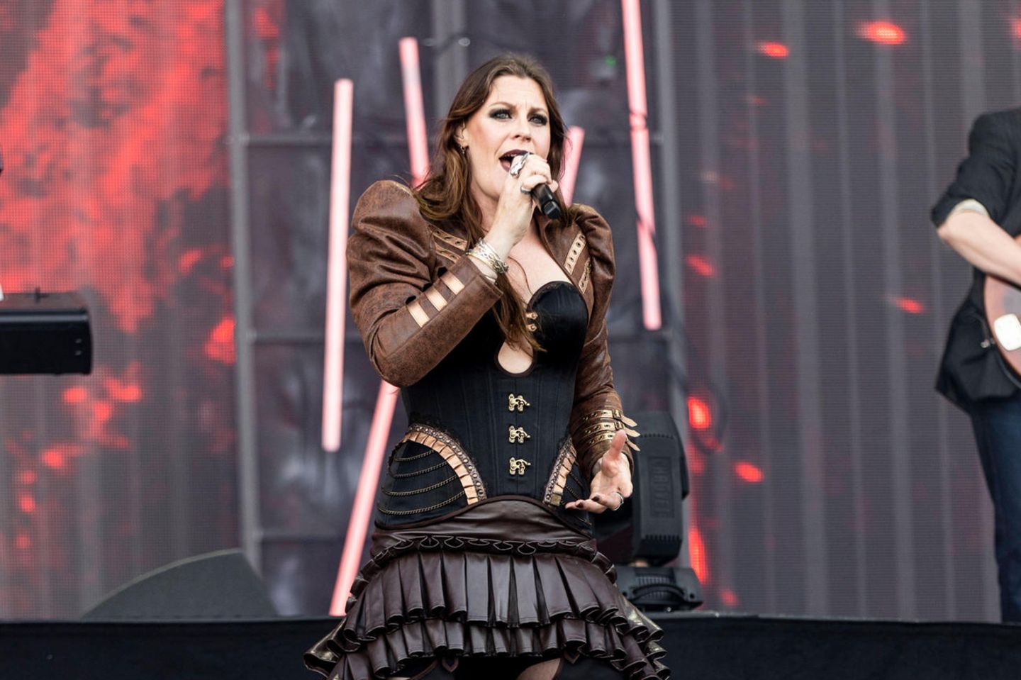 Floor Jansen will "leben!": Nightwish-Sängerin an Brustkrebs erkrankt |  GALA.de