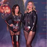 Bei Sam Dylans Sweet House of Horror Halloween Party dürfen Danni Büchner mit Tochter Joelina Karabas natürlich auch nicht fehlen. Im sexy Skelett-Kostüm posieren sie für die Fotograf:innen auf dem roten Teppich. 