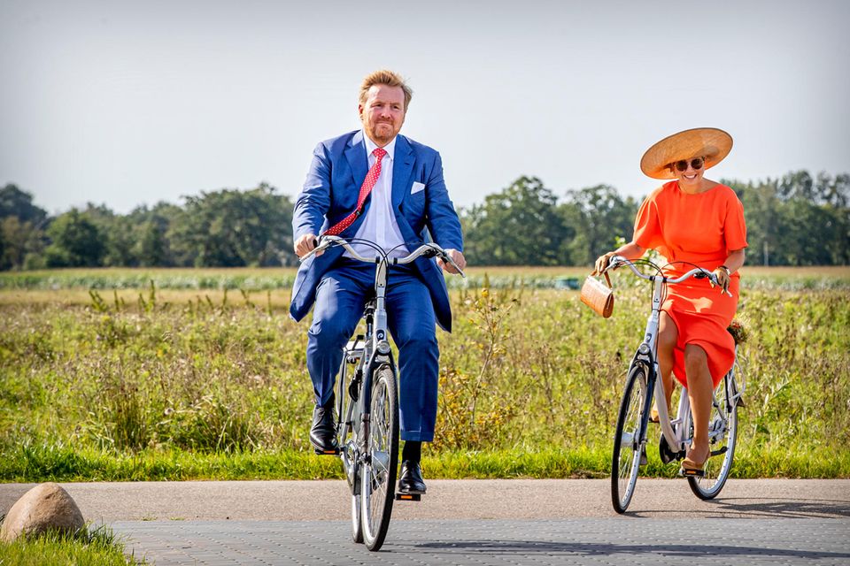 Die Niederlande sind ein Paradies für Radfahrer. Klar, dass auch das Königspaar Willem-Alexander und Máxima in die Pedale tritt. Hier aber nur für den Fotografen, wie man an ihrer Kleidung erkennt. 