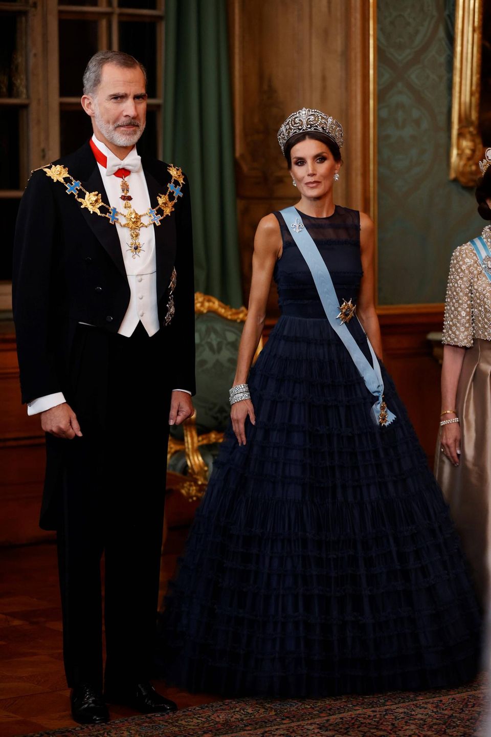 Diadem, Orden, große Robe: So stellt man sich eine Königin vor! Dabei trug Letizia 2021 in Stockholm ein Kleid von H&M. 
