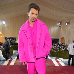 Anfang 2022 setzt Sebastian Stan bei der Met Gala auf den gleichen Look wie Ed Westwick. Einziger Unterschied: Der Schauspieler trägt noch eine Jacke über dem pinken Set. Selbst die Schuhe der beiden sind gleich und leuchten in der fröhlichen Farbe.