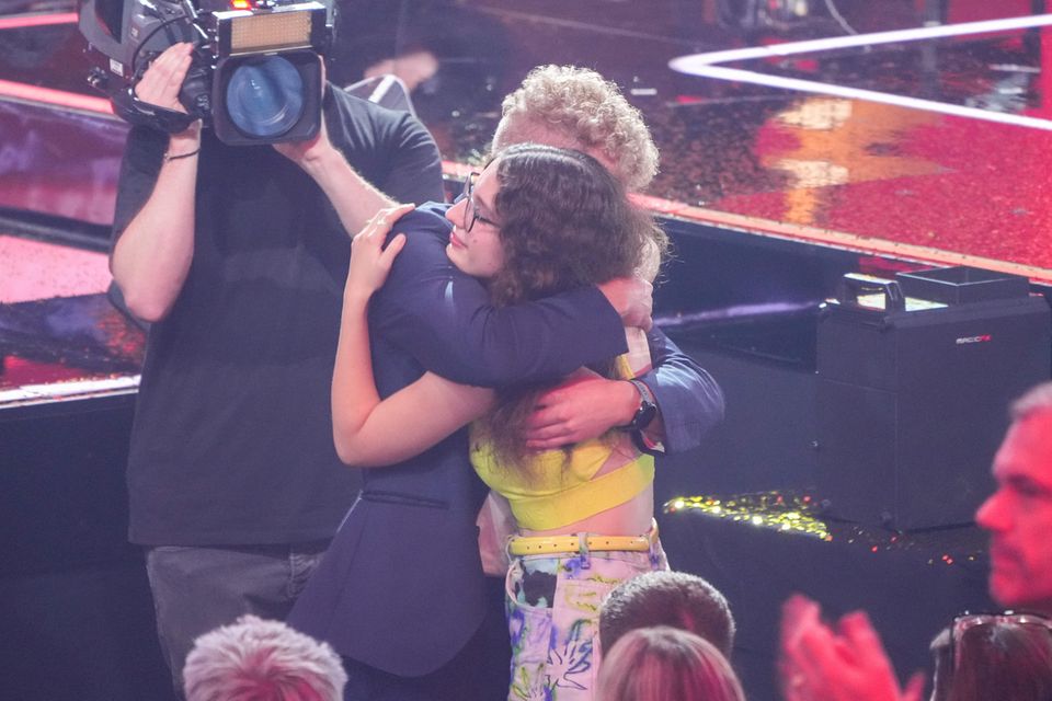 Tammo Förster umarmt Sophie Frei nach dem Halbfinale der Castingshow "The Voice of Germany", nachdem es einen Fehler in der Verkündung des Ergebnisses gab.