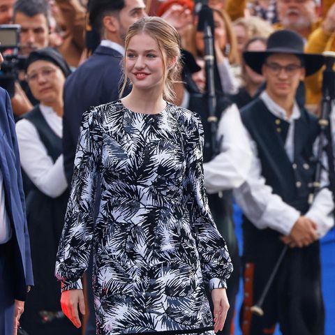 Für die  Verleihung der Prinzessin von Asturien-Preise 2022 in Oviedo hat sich Prinzessin Leonor ein neues Dress ausgesucht. Das Paillettenkleid mit Palmenmuster in schwarz-weiß ist von Michael Kors und neu in der royalen Garderobe. In Sachen Schmuck greift die Thronfolgerin auf ein geliehenes Piece zurück ...