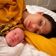 Obwohl Hilaria Baldwin eigentlich eher die Augen rollt, wenn Alec sie im Schlaf fotografiert, so ist sie ihrem Mann für dieses bezaubernde Bild doch dankbar. Im ersten Jahr neben ihren Neugeborenen einzuschlafen, war immer schon das, was sie am Muttersein am liebsten mochte. Hier kuschelt sie gemeinsam mit Baby Nummer 7, Ilaria.