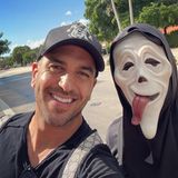 30. Oktober 2022  Elyas M'Barek macht derzeit Urlaub in Florida, und wo wird Halloween größer gefeiert als in den USA? Da macht der Schauspieler natürlich gerne mit und schickt "gruselige" Grüße an seine Instagram-Fans. Bleibt nur die Frage, wer hinter der Scream-Maske steckt. Etwa seine Jessica? Das bleibt wohl vorerst sein Geheimnis.