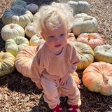 Zuckersüße Oktober-Grüße von Topmodel Elsa Hosk: Sie schickt ihren Instagram-Fans dieses bezaubernde Foto von Töchterchen Tuulikki, die mit ihrem strohblonden Wuschelköpfchen gar nicht schöner in das pastellfarbige Kürbisfeld passen könnte.
