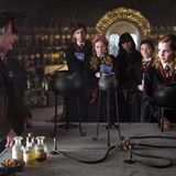 2009 standen Jessie Cave als Lavender Brown (mit pinkfarbener Schleife) und Anna Shaffer als Romilda Vane (r.) zusammen mit Emma Watson und anderen Harry-Potter-Darstellern im Klassenraum für Zaubertränke in Hogwarts. 13 Jahre nach "Harry Potter und der Halbblutprinz" treffen die beiden "Hexen" aber an einem anderen Ort wieder aufeinander.