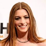 2010  Auf dem 20-Jährigen Jubiläum der Gotham Independent Film Awards trägt Anne Hathaway ihre Haare heller als sonst und ein mattes und frisches Make-up. 