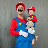 Wie der Papa, so der Sohn! Mario Götze und Sohnemann Rome verwandeln sich beide in Super Mario und zeigen damit nicht nur ein lustiges Namensspiel, sondern mit diesem Foto auch, dass der Kleine Papas Lächeln geerbt hat. Fehlt nur noch der Schnurrbart.