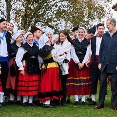 Aber auch die Großen bekommen eine königliche Umarmung von Letizia. Beim gemeinsamen Gruppenfoto sieht man, wie ausgelassen die Stimmung im Dorf trotz trübem Regenwetter ist.