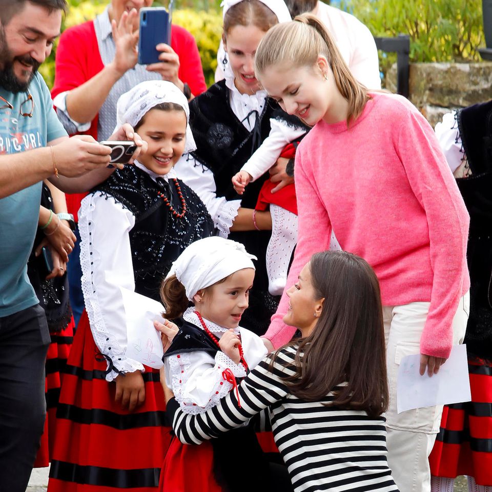 Besonders Königin Letizia gibt sich in Cadavéu volksnah wie selten, das freut auch die kleinsten Dorfbewohner, die sich übrigens fast alle mit ihrer Tracht für den feierlich Anlass schick gemacht.