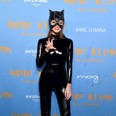 Leni Klum setzt eher auf ein klassisches Kostüm und zeigt sich auf der Party ihrer Mutter im engen Catwoman-Anzug. Mit ihrem breiten Lächeln und der verspielten Pose zählt Leni jedoch eher zur süßen als zur sexy Katzenlady-Fraktion. 