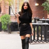 In diesem All-Black-Look zeigt sich Model Emily Ratajkowski auf den Straßen New Yorks. Zu ledernden Overknee-Stiefeln  und einem Mini-Rock kombiniert sie Rollkragen und goldene Kreolen. Mit ihren roten Lippen schafft das Model einen Kontrast zum schwarzen Outfit und sorgt so für noch mehr Wow-Effekt.