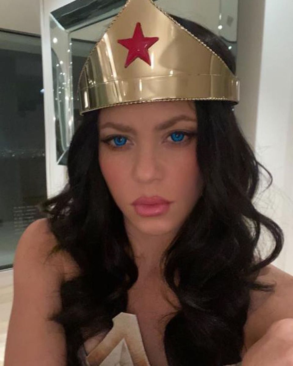 "Halloween ist die perfekte Entschuldigung dafür, seine Kindheitsträume zu erfüllen", schreibt Sängerin Shakira zu diesem Selfie im Wonder-Woman-Kostüm! Dunkles Haar, blaue Augen und das klassische Diadem mit Stern-Emblem dürfen natürlich nicht fehlen. Wow!