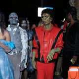 Rapper Tyga schnappt sich für eine Halloween-Party im Delilah Club in West Hollywood den legendären Look von Michael Jackson im Musikvideo zu "Thriller“. Aber nicht nur das rot-schwarze Leder-Set und die Haare sitzen — auch die Verwandlung zum Zombie ist ihm hervorragend gelungen. 