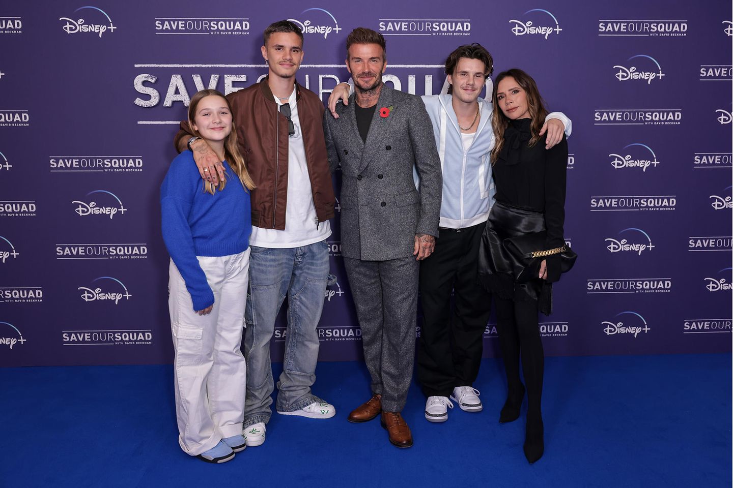 David Beckham (Mitte) wurde bei seiner Premiere von "Save Our Squad" von Harper, Romeo, Cruz und Victoria unterstützt.