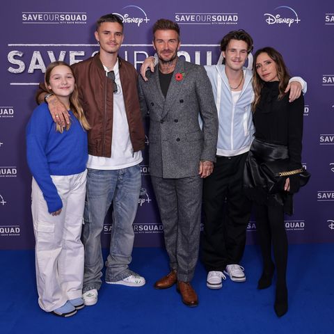 David Beckham (Mitte) wurde bei seiner Premiere von "Save Our Squad" von Harper, Romeo, Cruz und Victoria unterstützt.